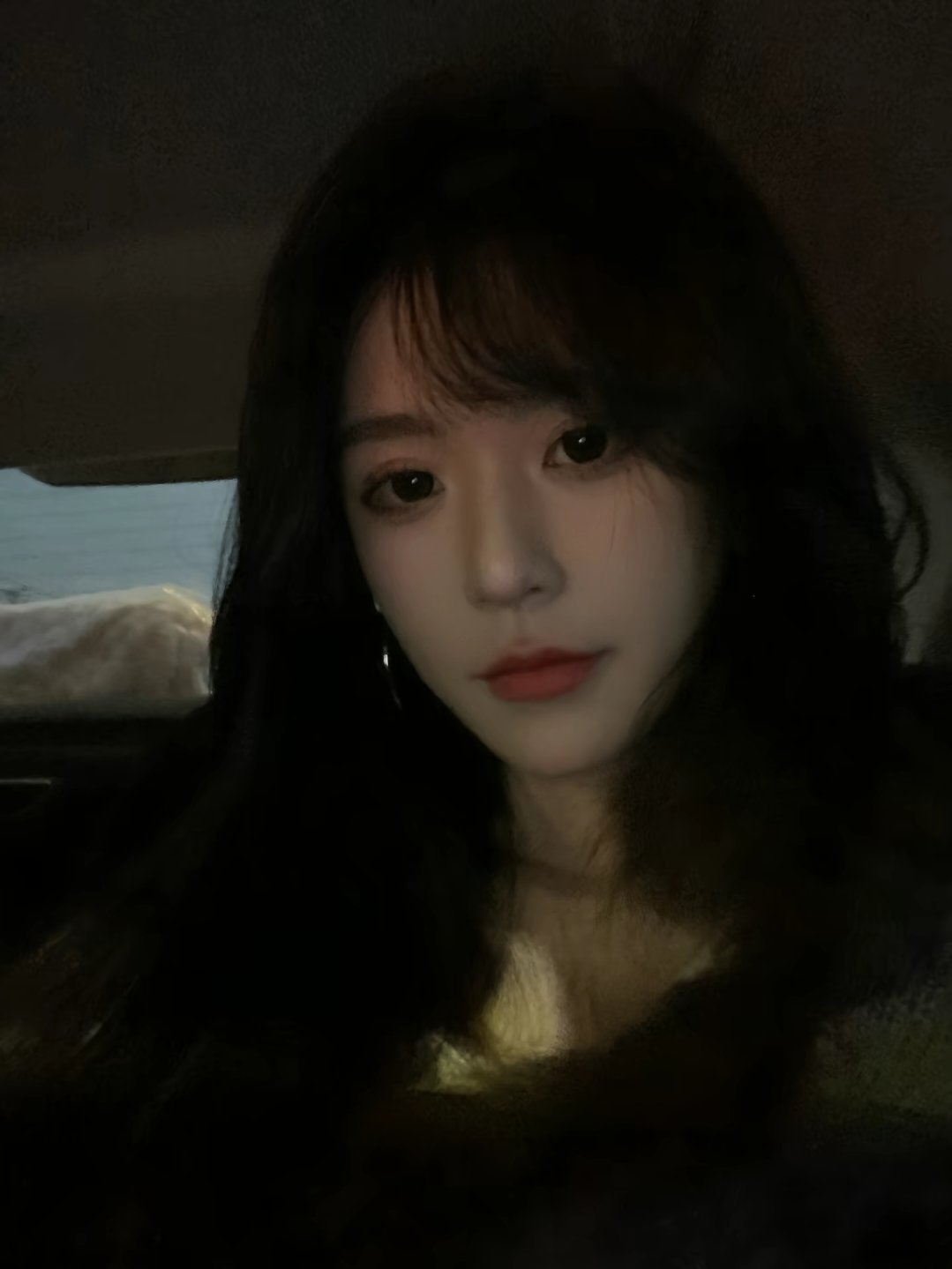 长头发的女人和一件黄色的衬衫。