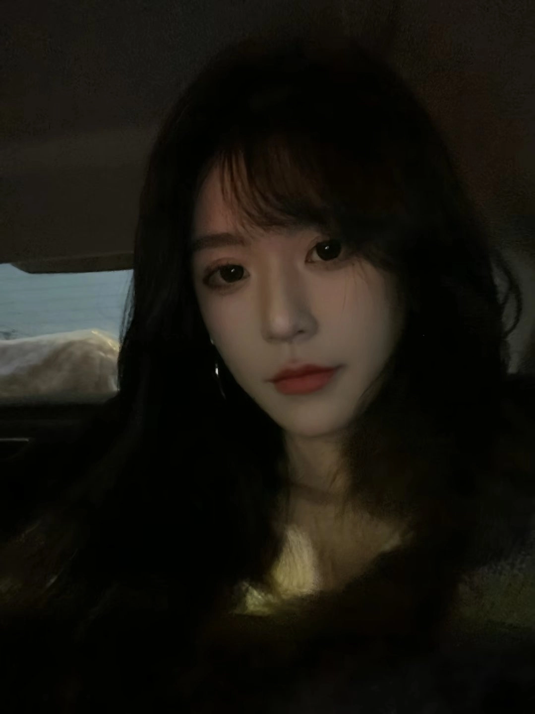 长头发的女人和一件黄色的衬衫。