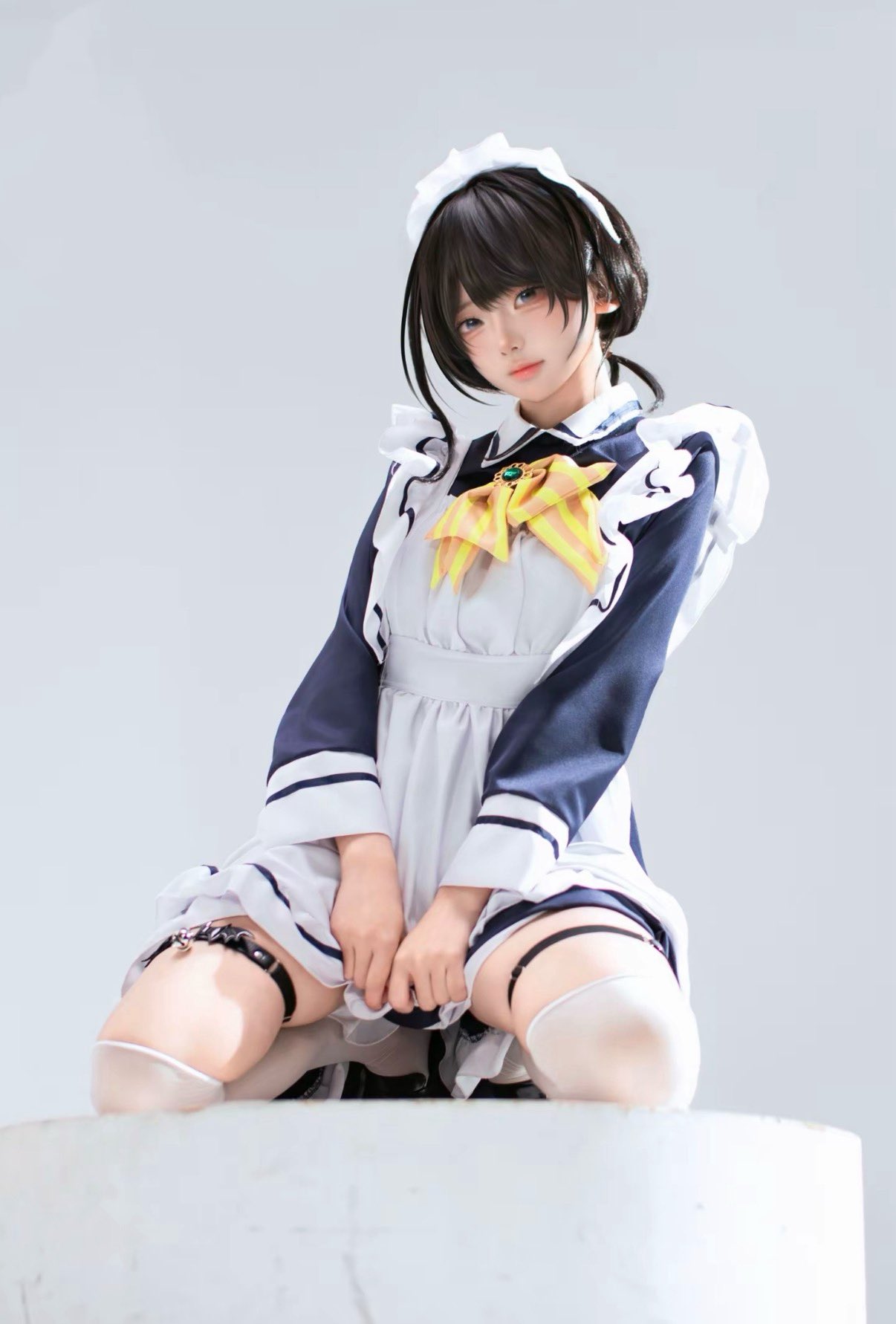 穿着女仆的服装的女人为一张照片。