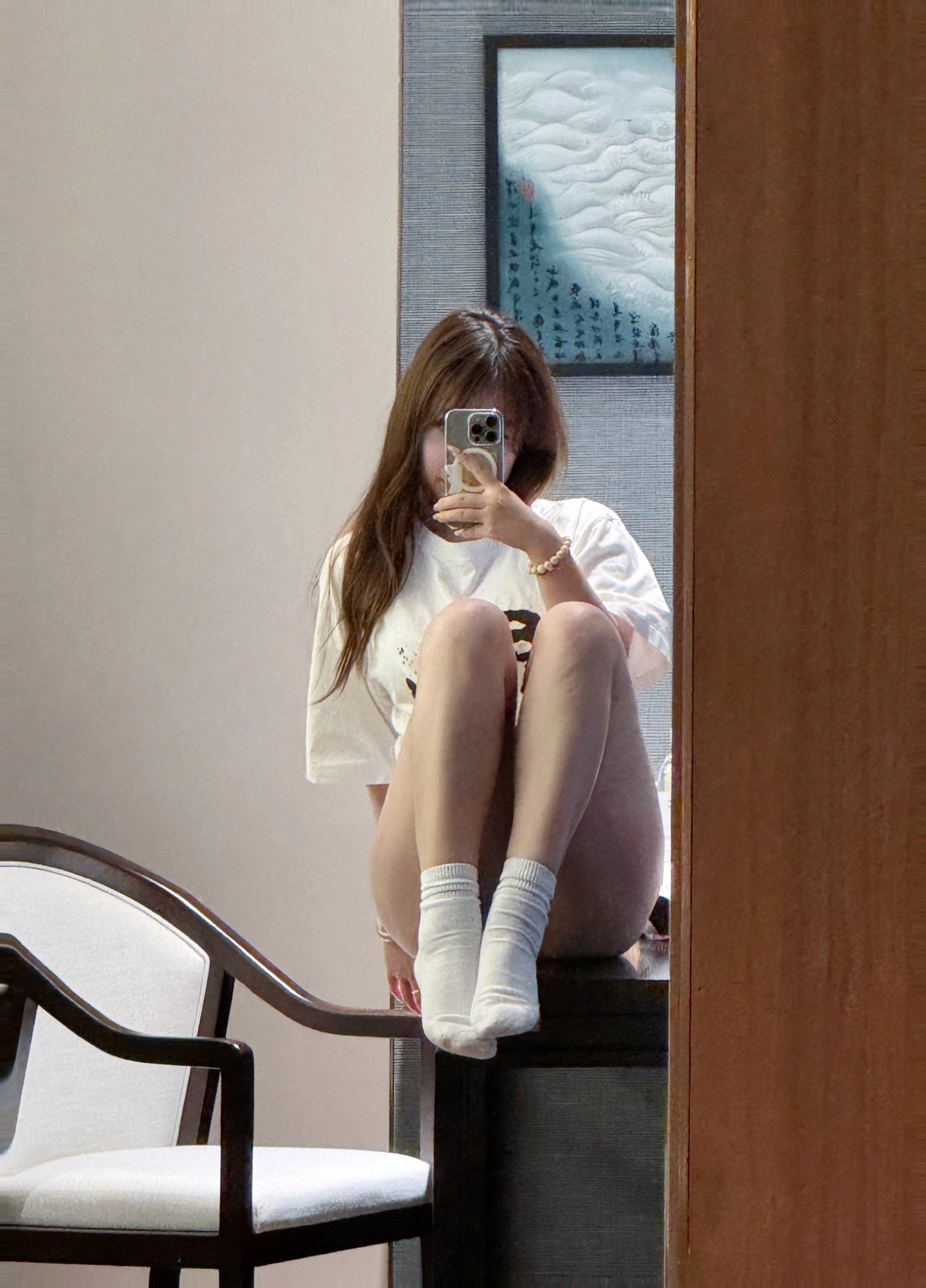 女人用手机拍自拍。