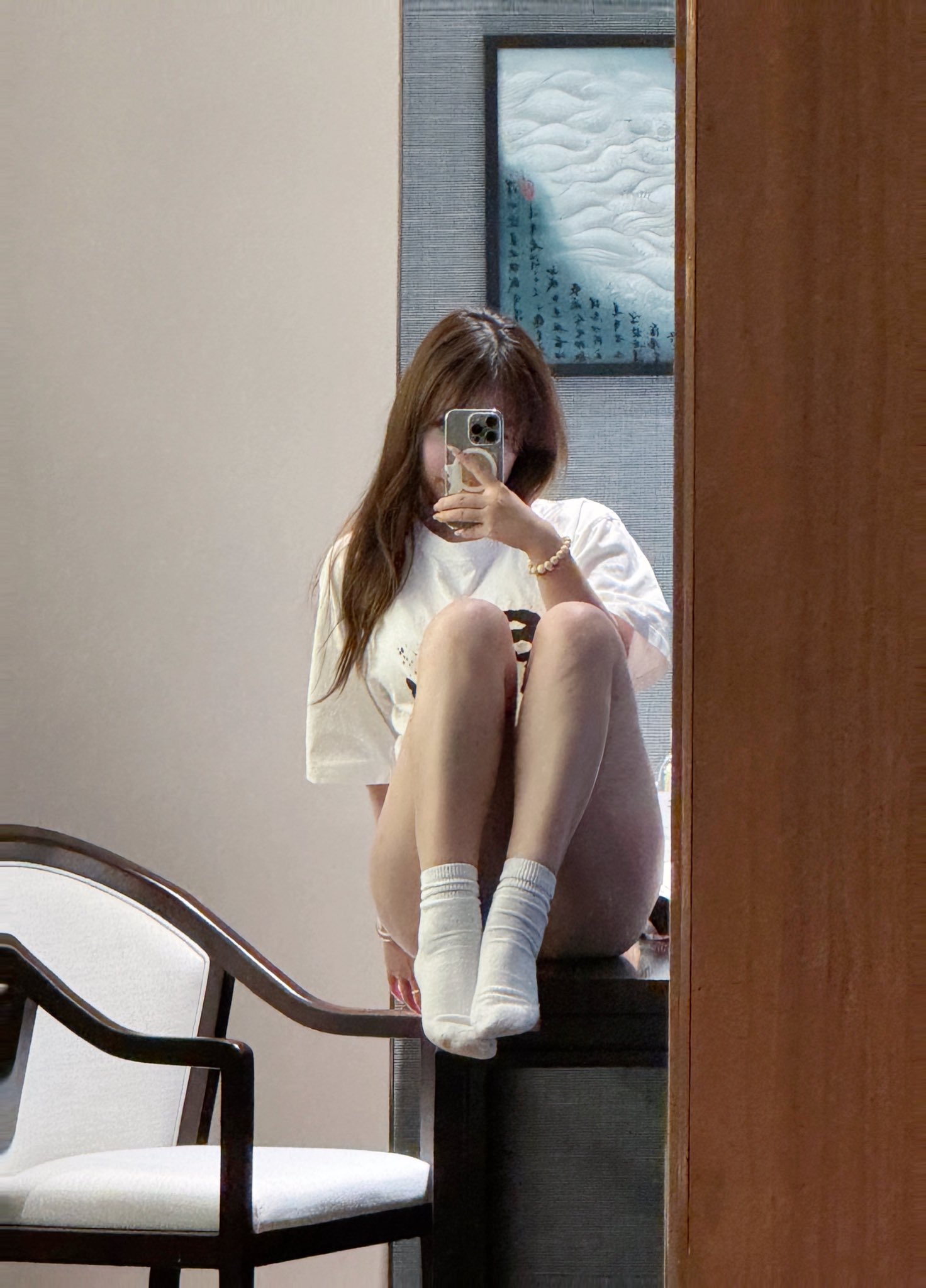 女人用手机拍自拍。