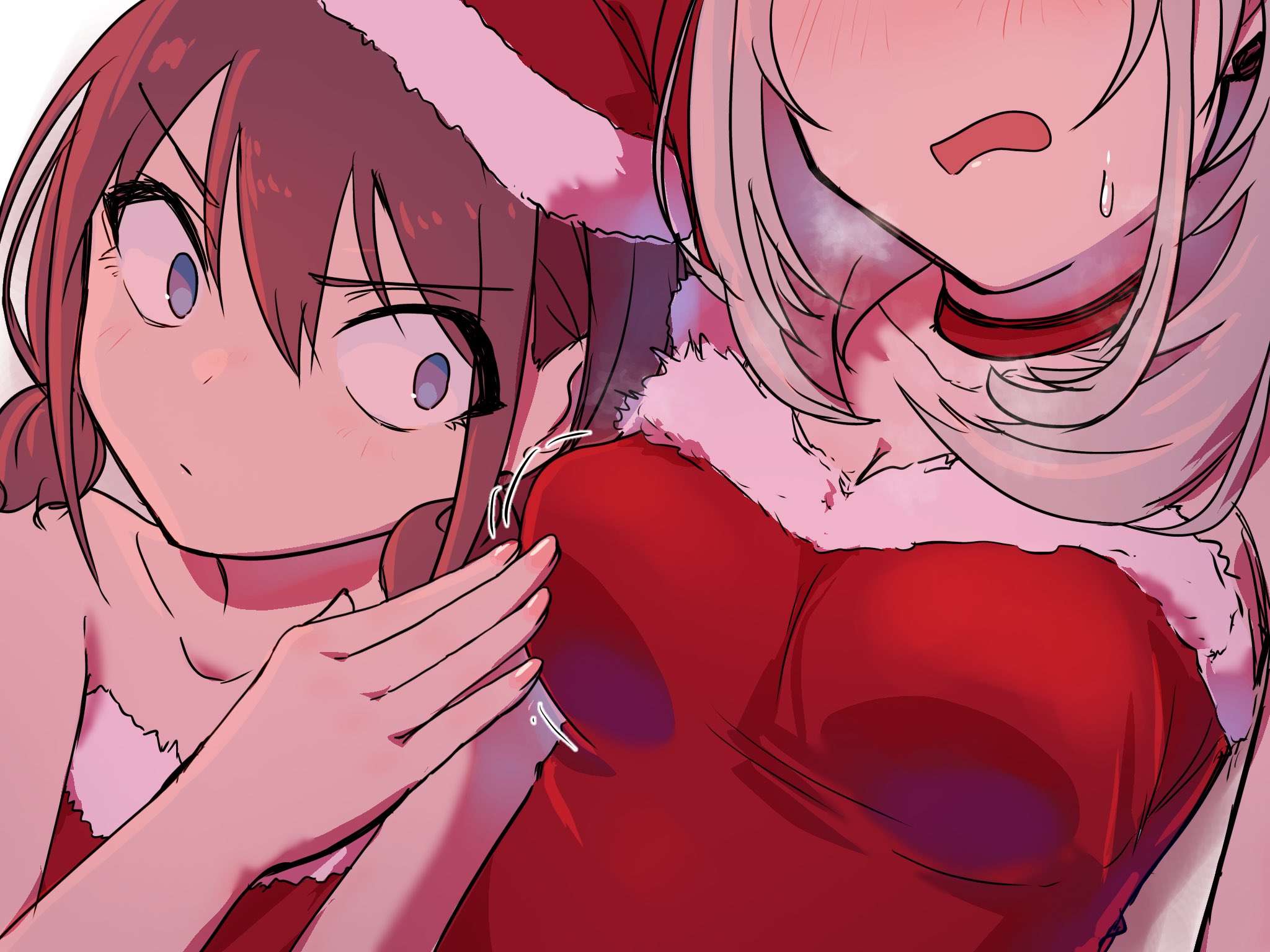 戴着圣诞老人帽子的女孩站在一个戴着圣诞老人帽子的女孩旁边。