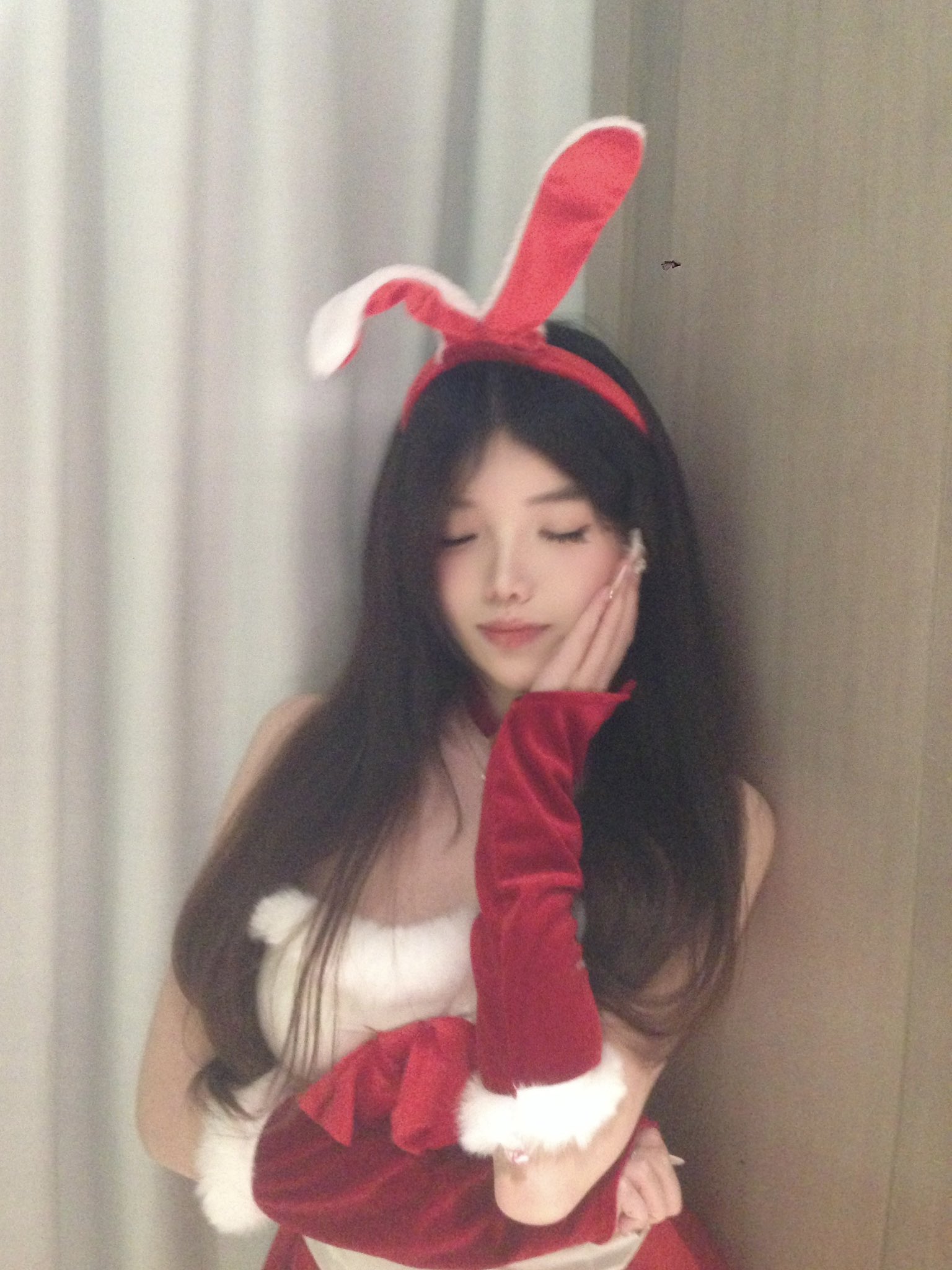 穿着兔子帽子的女人