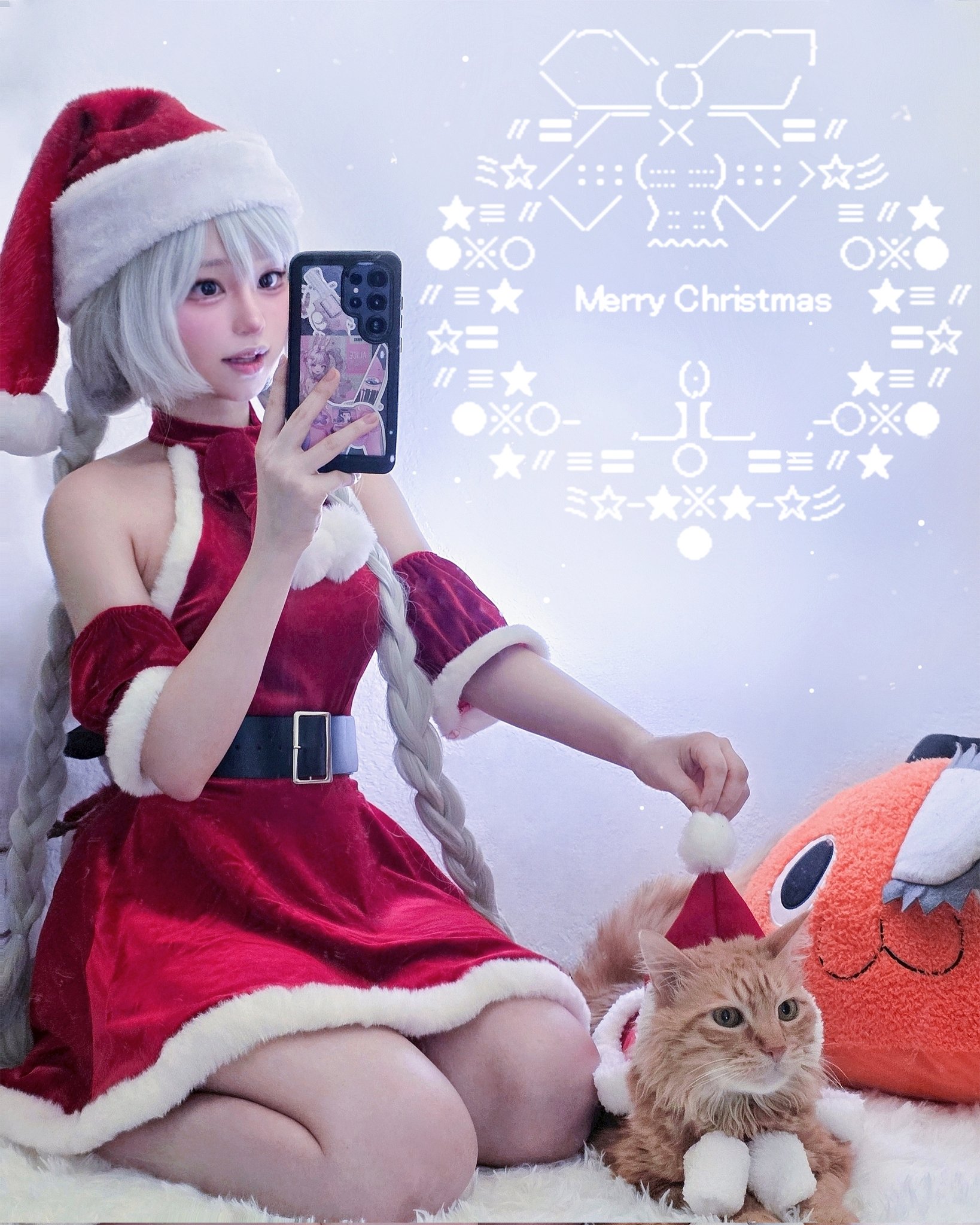 一位穿着红色衣服的女人和一只戴着圣诞老人帽子的猫。