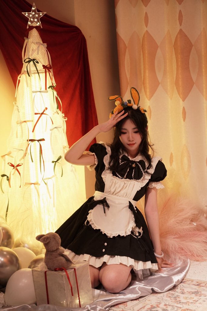 女人穿着女仆的服装,带着一只被填充的动物。