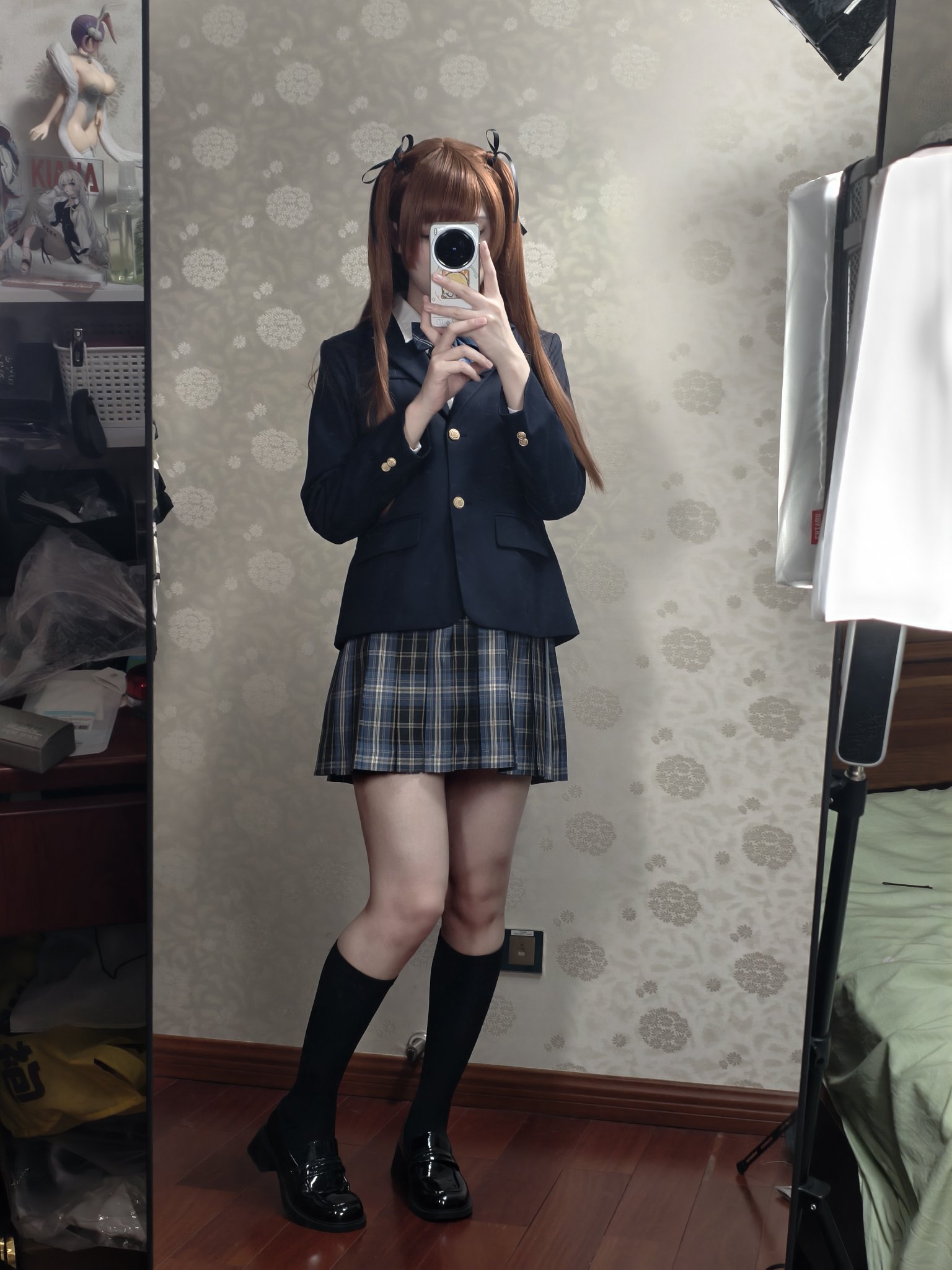 一位穿着蓝色夹克和黑色头发的女孩用手机拍了自拍。