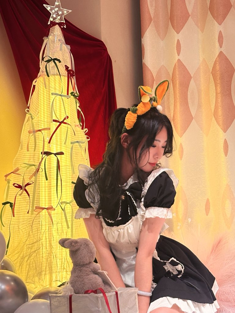 女人穿着女仆的服装,带着一只被填充的动物。