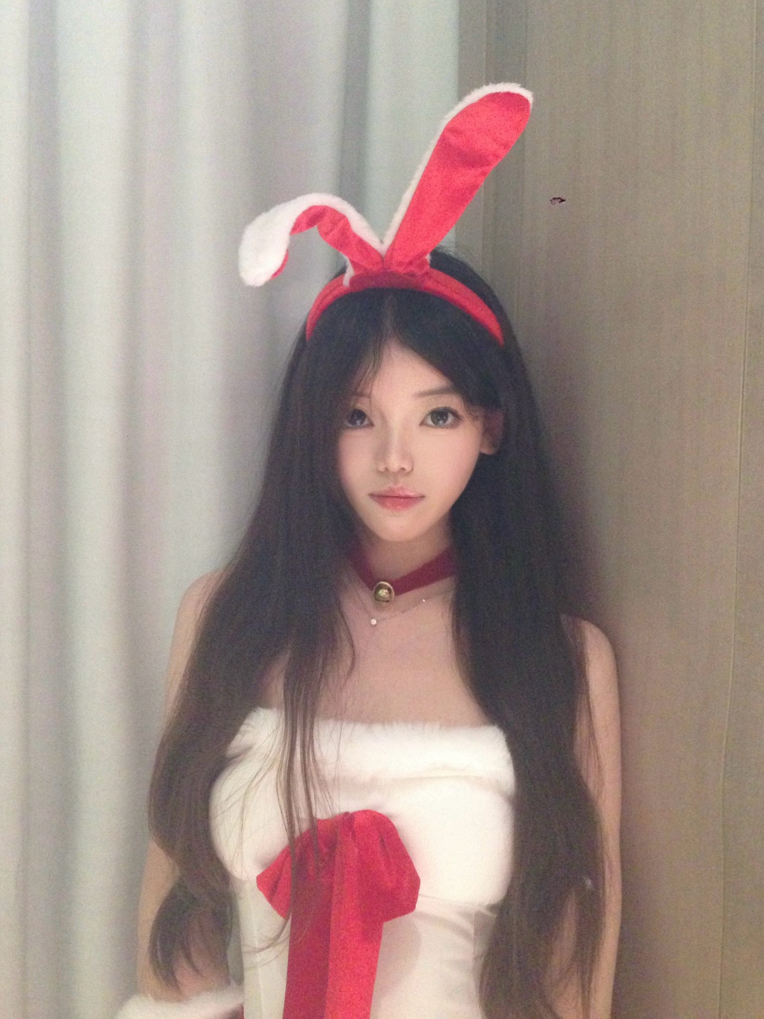 穿着兔子帽子的女人