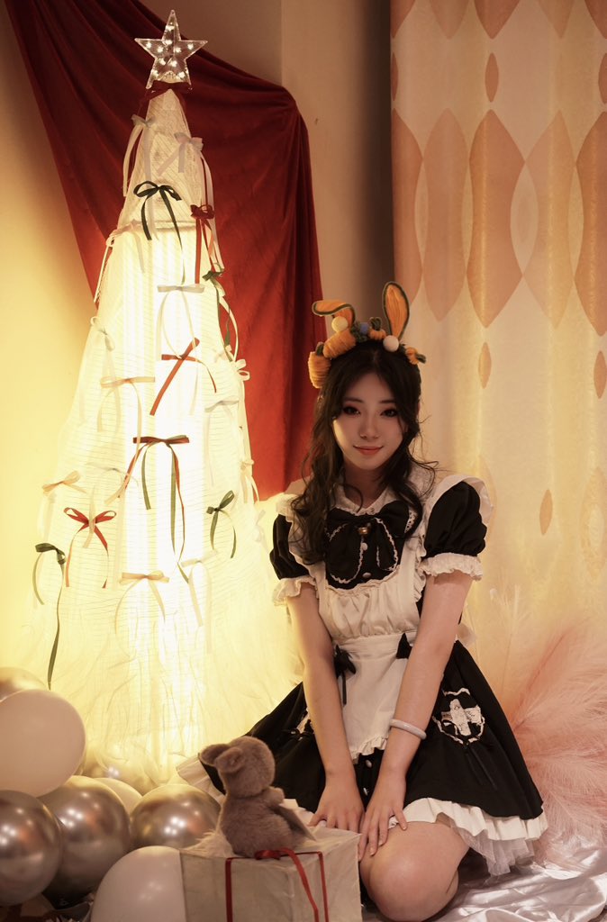 女人穿着女仆的服装,带着一只被填充的动物。