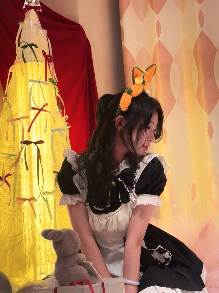 女人穿着女仆的服装,带着一只被填充的动物。