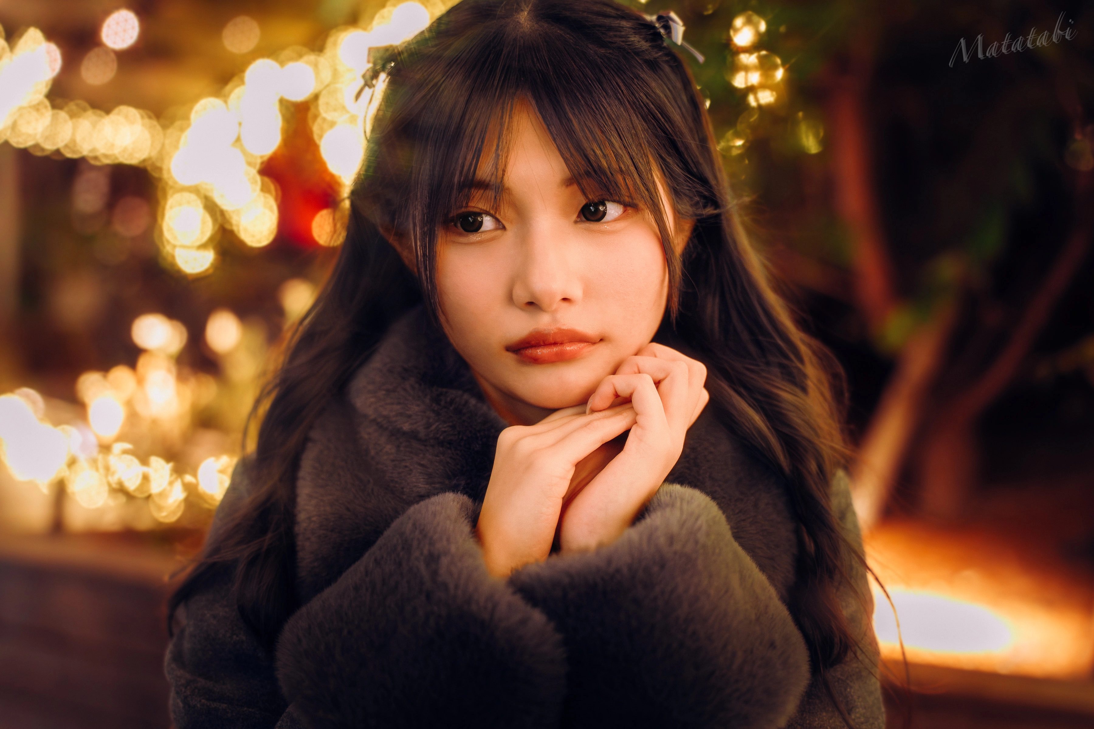 长头发和一件毛衣的女人。