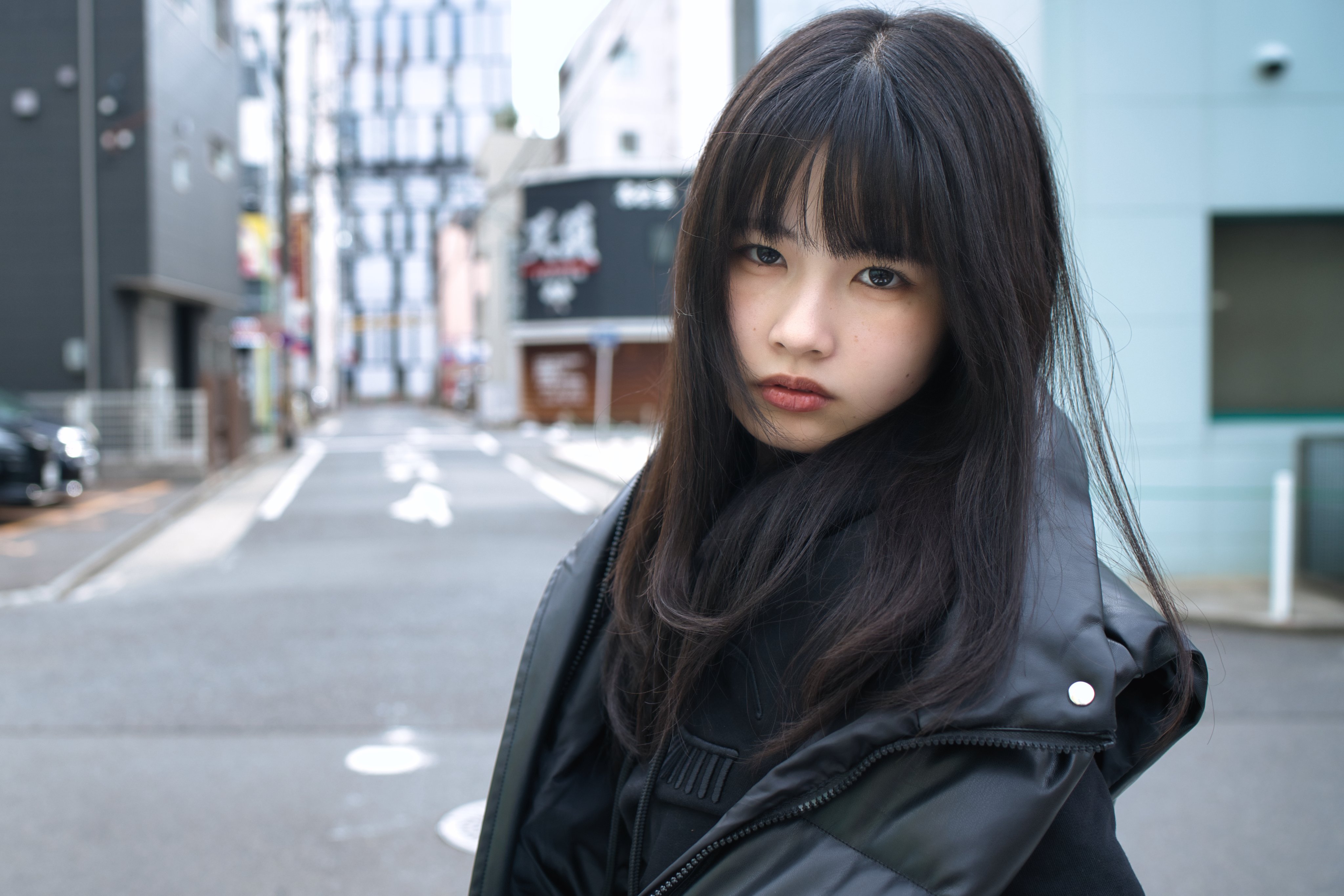 长头发的女孩和一件黑色夹克。