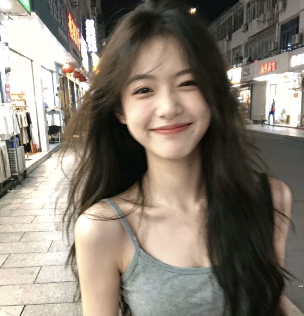 长头发和白色夹克的女人微笑。