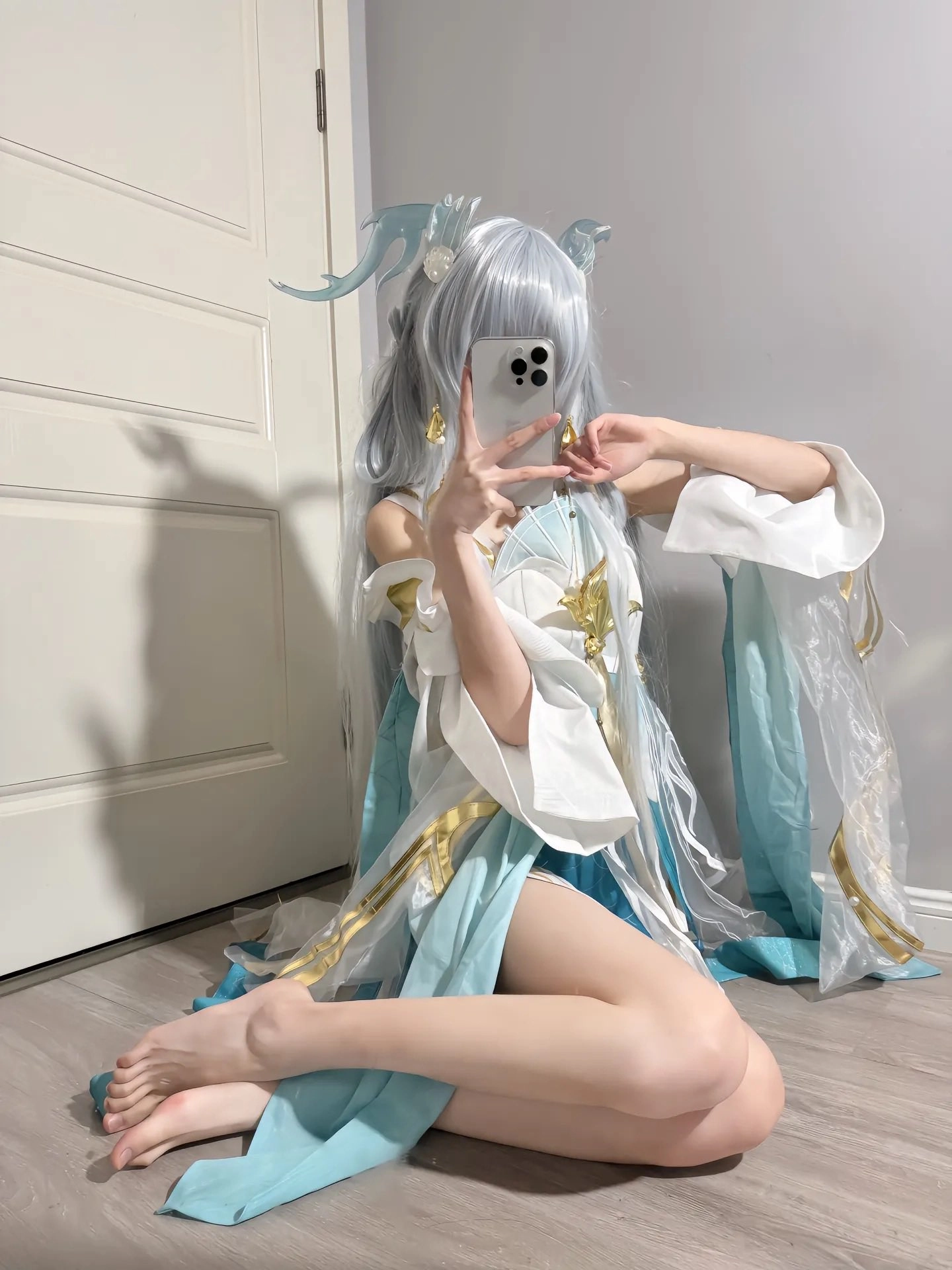 穿蓝色衣服的女人拍了一张自拍。