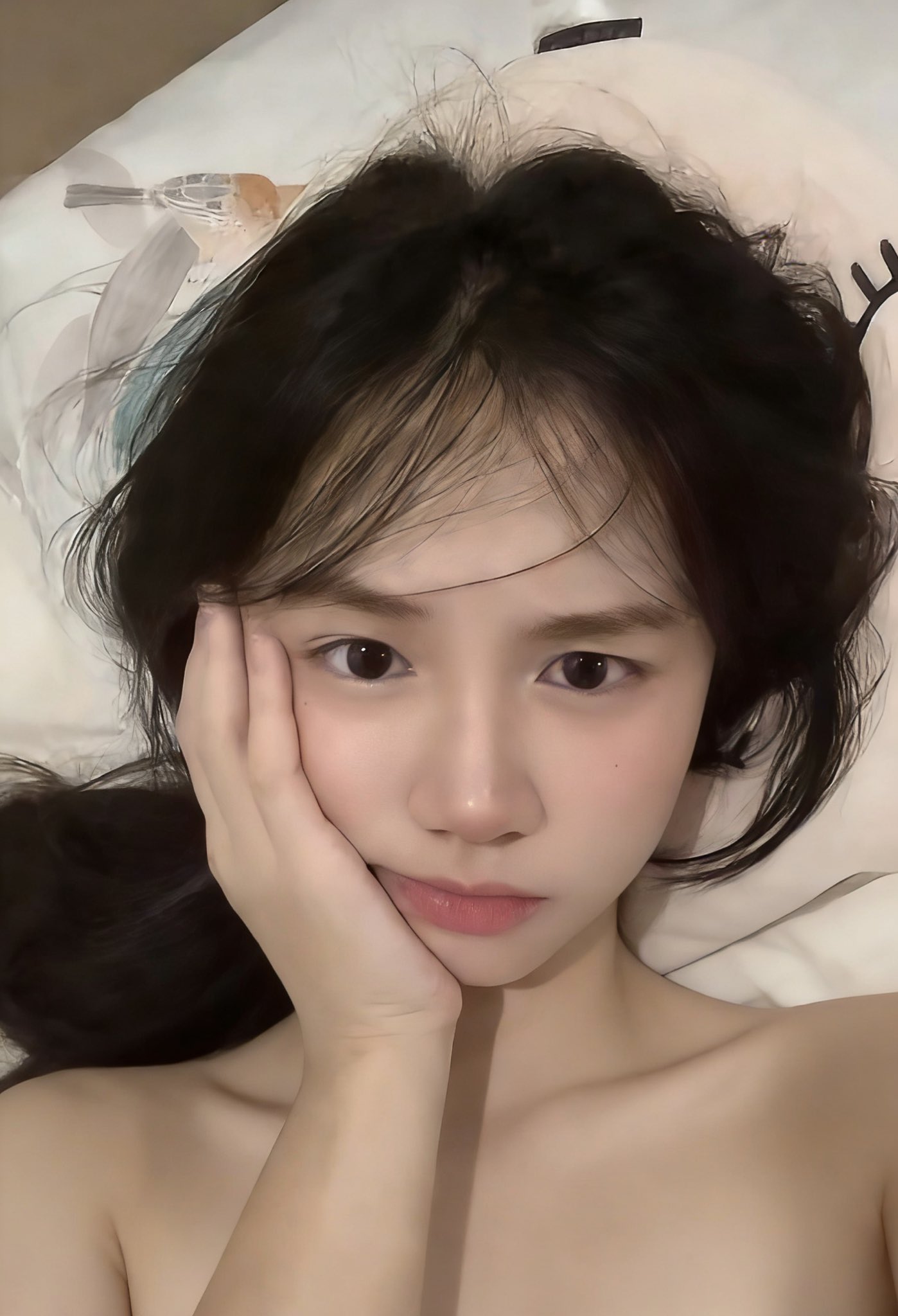 一位戴着一只马尾巴的女人看着相机。