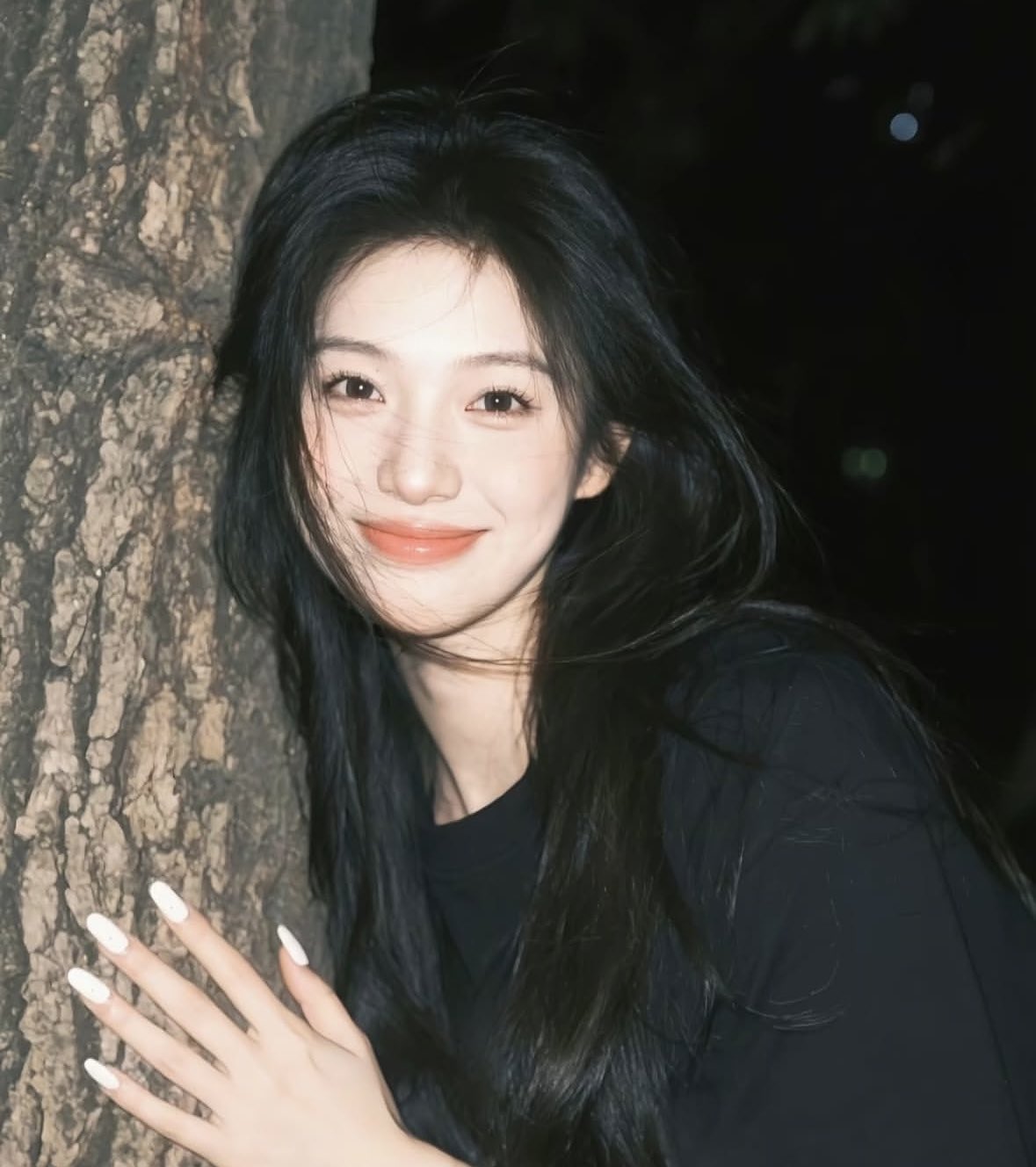 长头发和白色夹克的女人微笑。