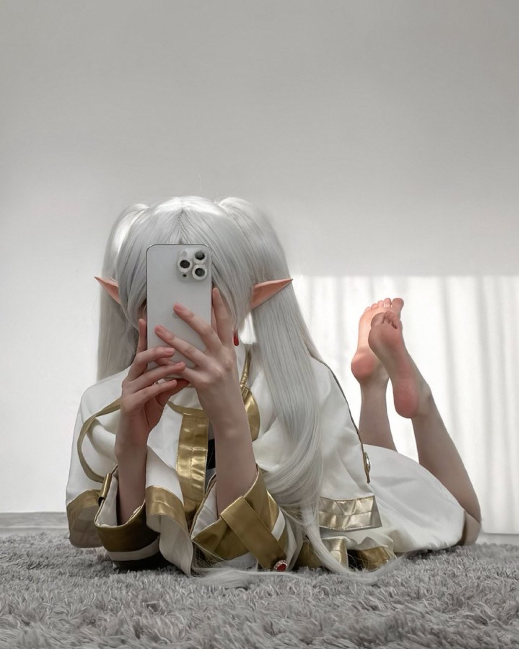 穿白色衣服的女人拍了一张自拍。