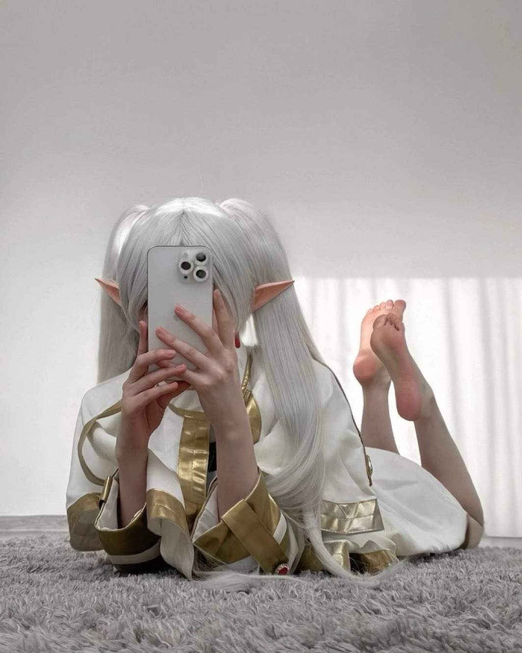 穿白色衣服的女人拍了一张自拍。