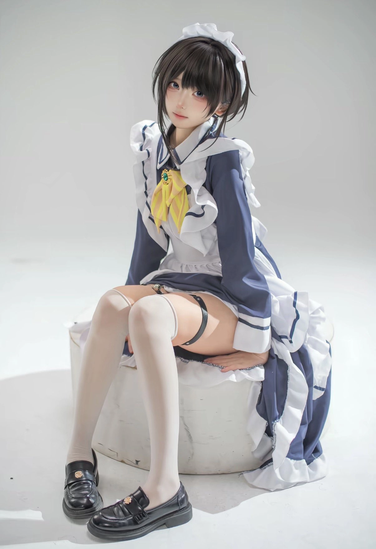 穿着蓝色裙子的女人,有一条黄色的弓。