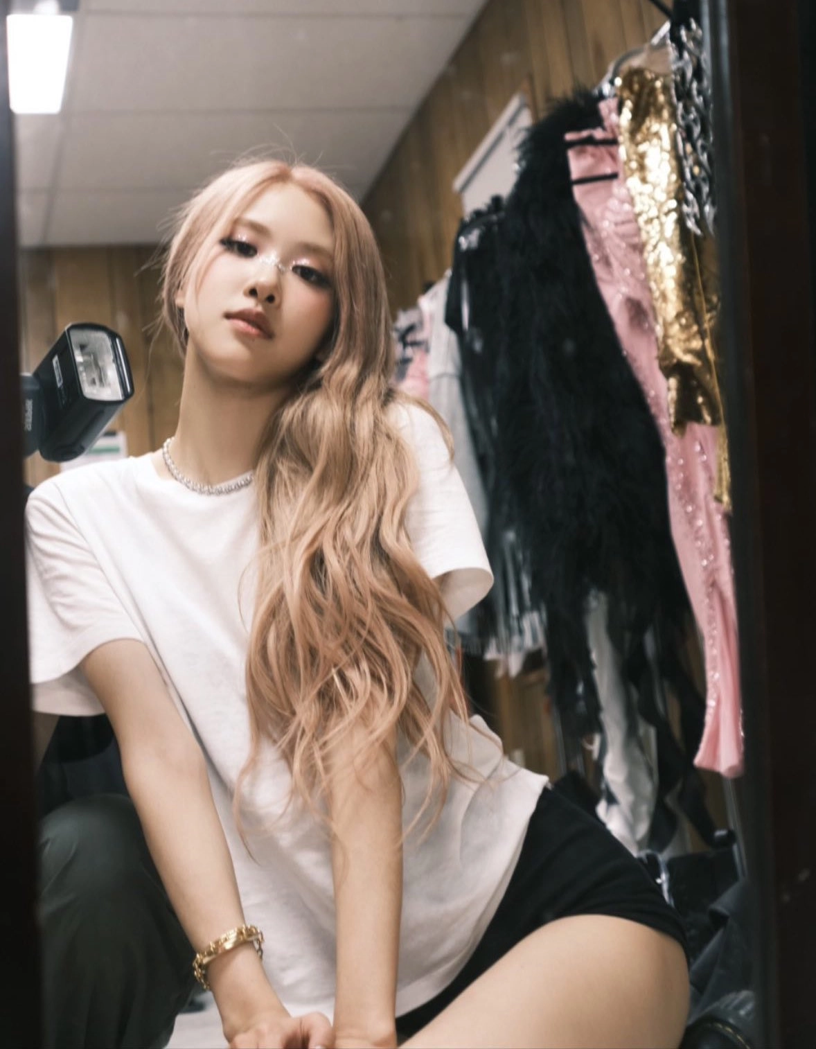 长头发和一件白色衬衫的女人为一张照片。