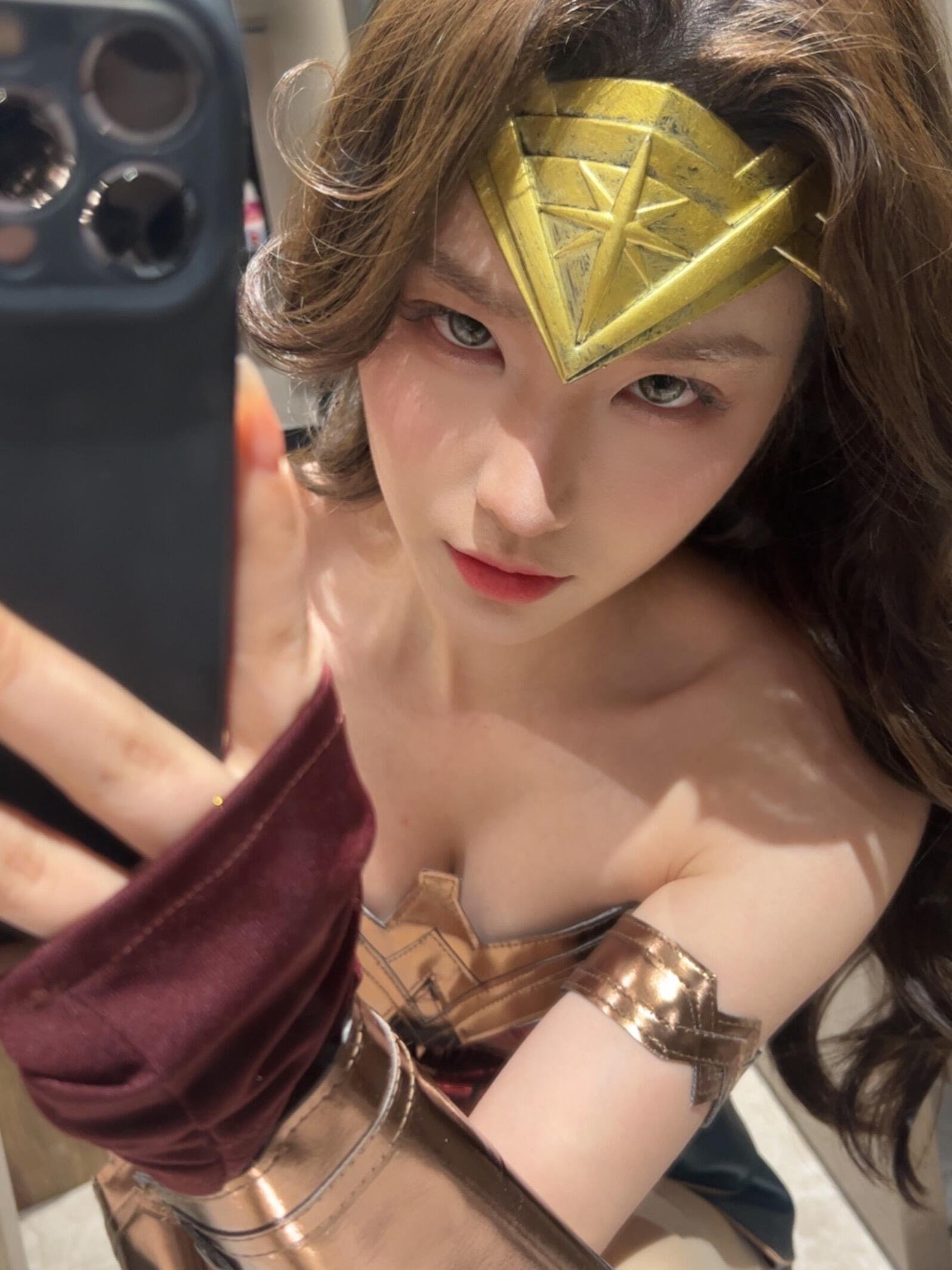 穿着奇迹女装的女人拍了一张自拍。