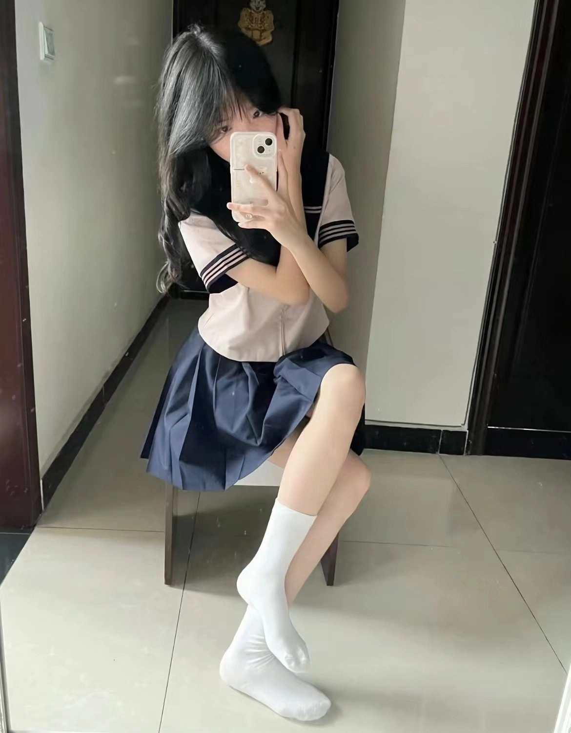 女孩用手机拍自拍。