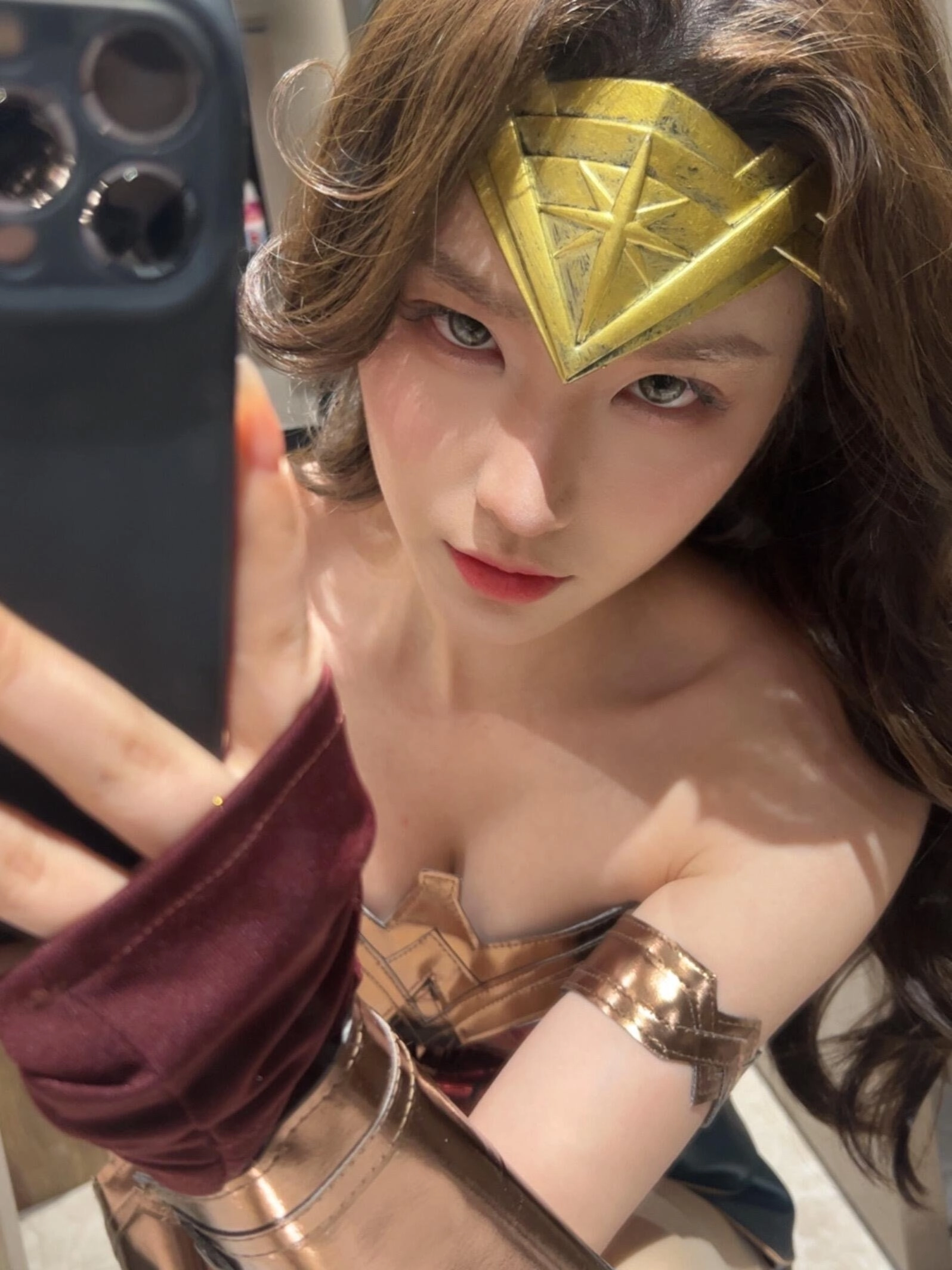 穿着奇迹女装的女人拍了一张自拍。