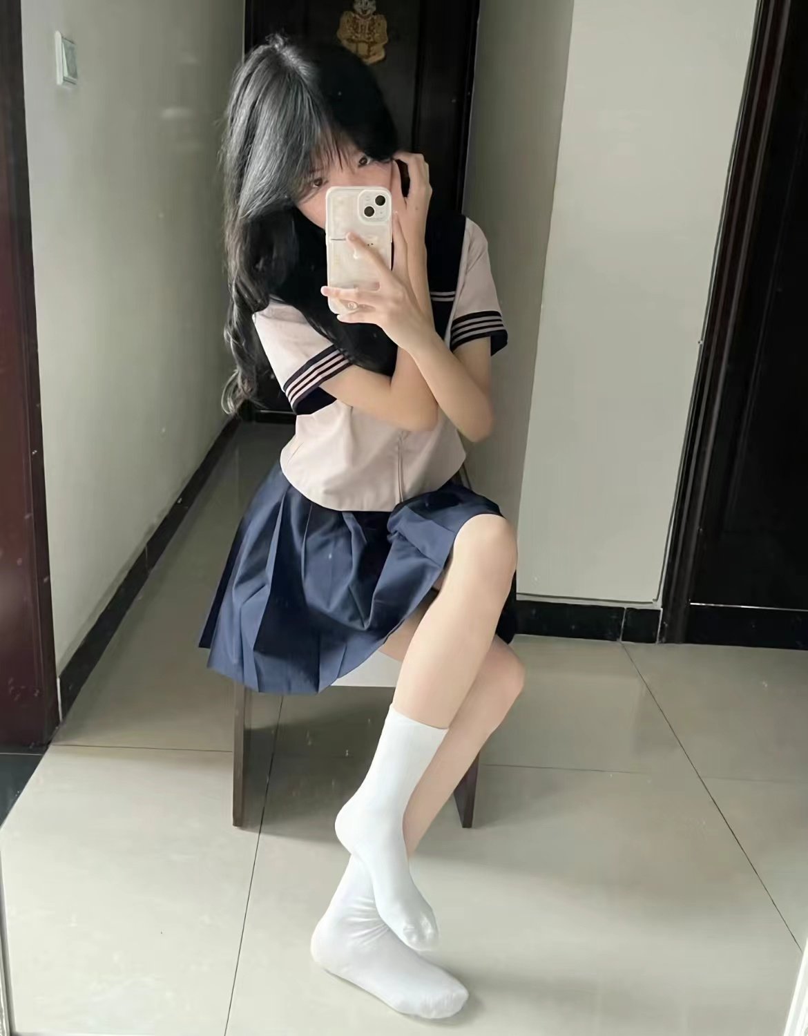 女孩用手机拍自拍。