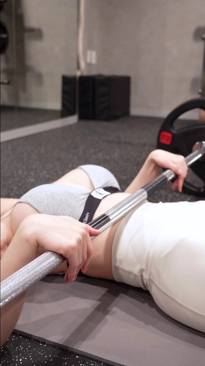 女人正在做一个锻炼,用一个子。