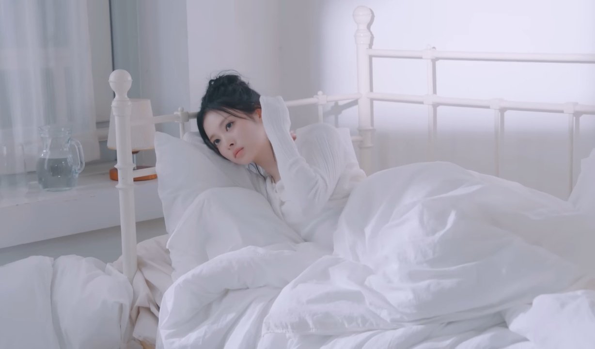 女人躺在床上,嘴唇粗糙。