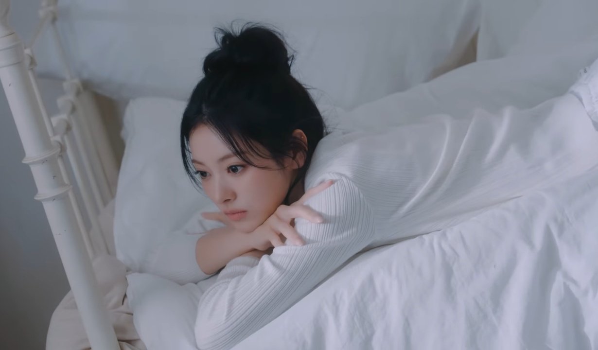 女人躺在床上,嘴唇粗糙。