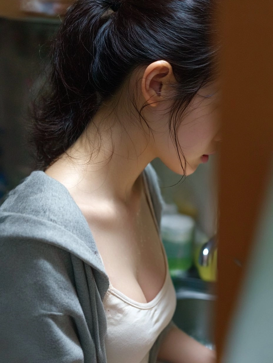 带着一只小马的女人看着下方。