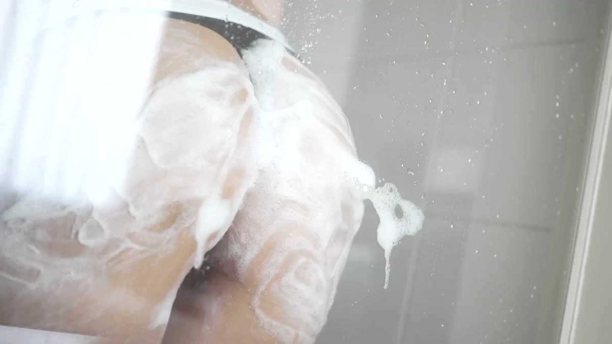 女人在淋浴中洗澡。