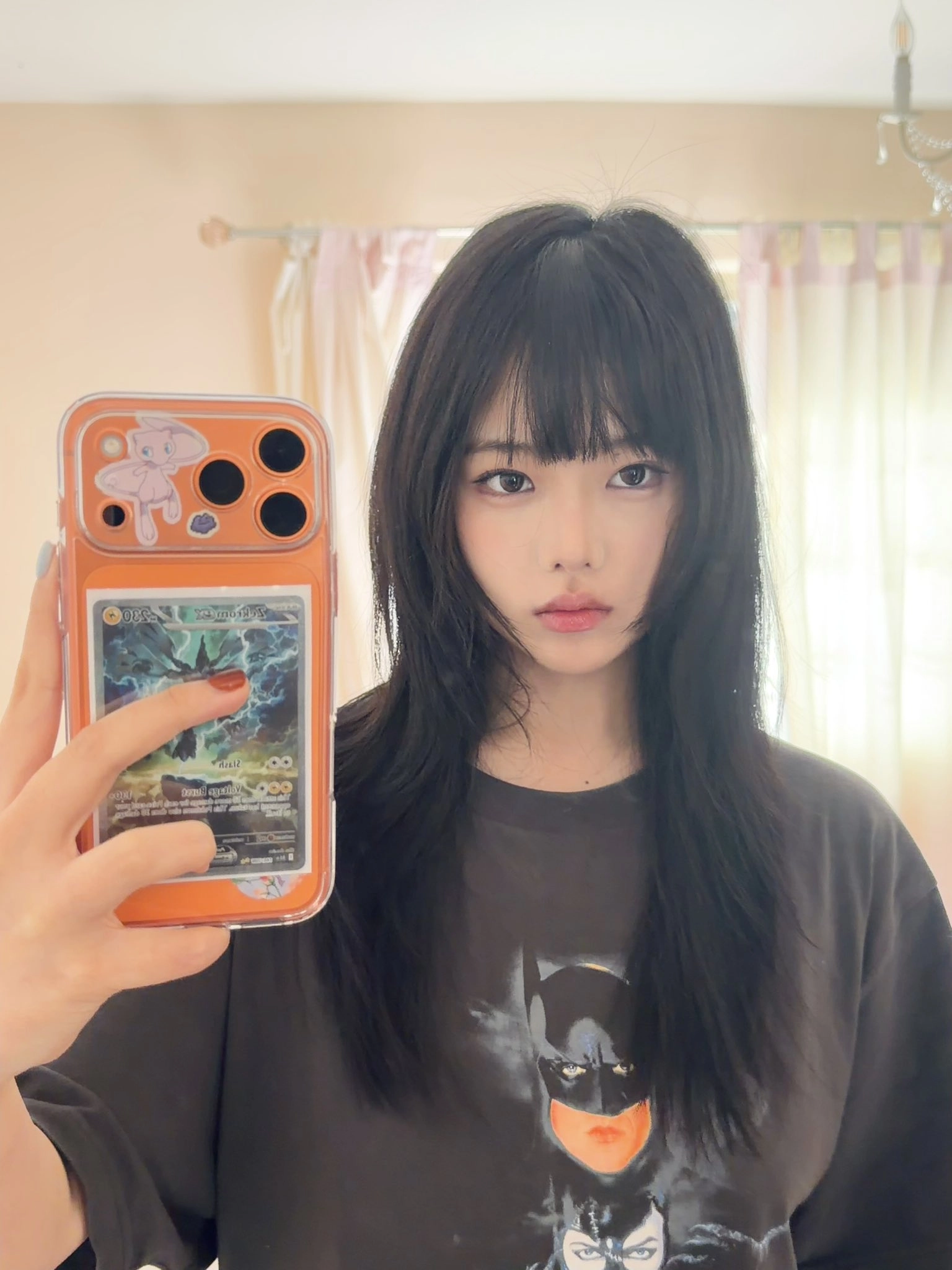 女人用手机拍自拍。