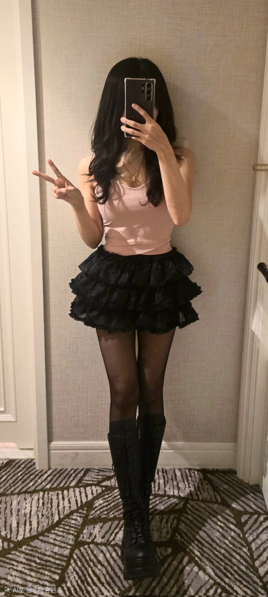 女人为一张带和平标志的照片露面。