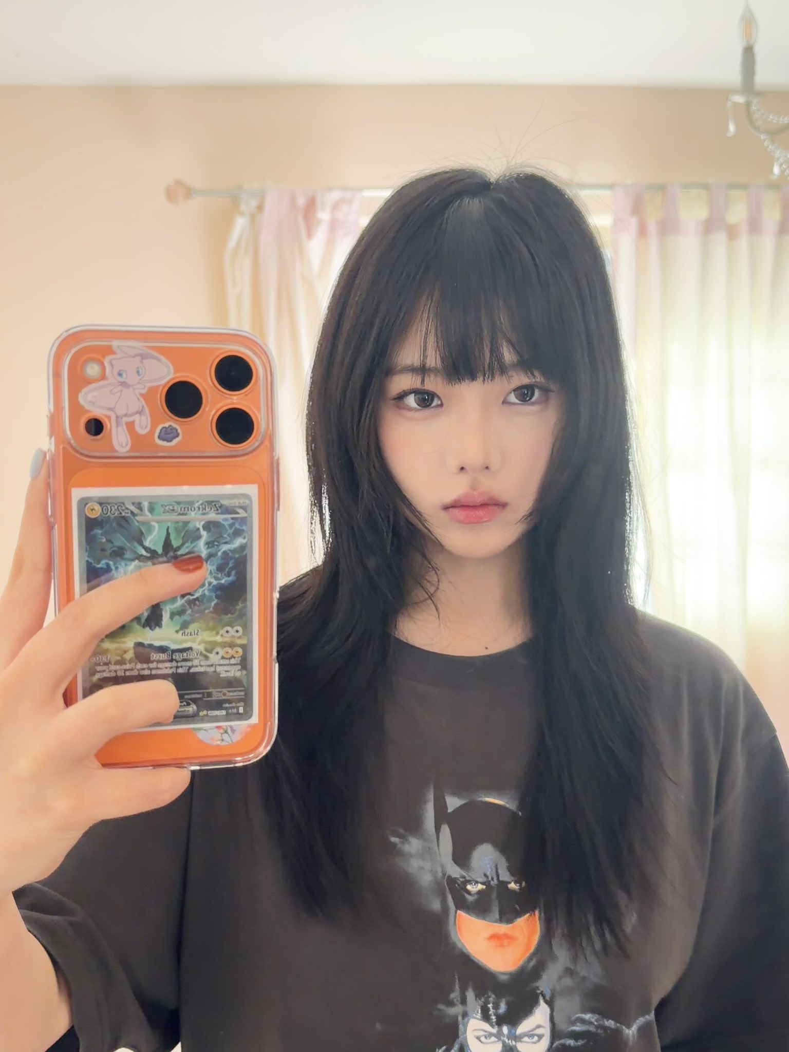 女人用手机拍自拍。