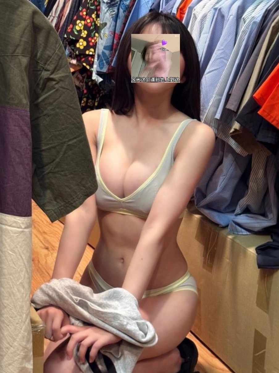 穿着白色衬衫和比基尼底部的女人为一张照片。