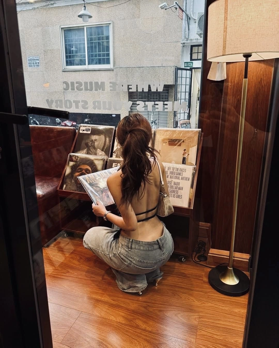 女人坐在地板上,面对一个记录的展示。