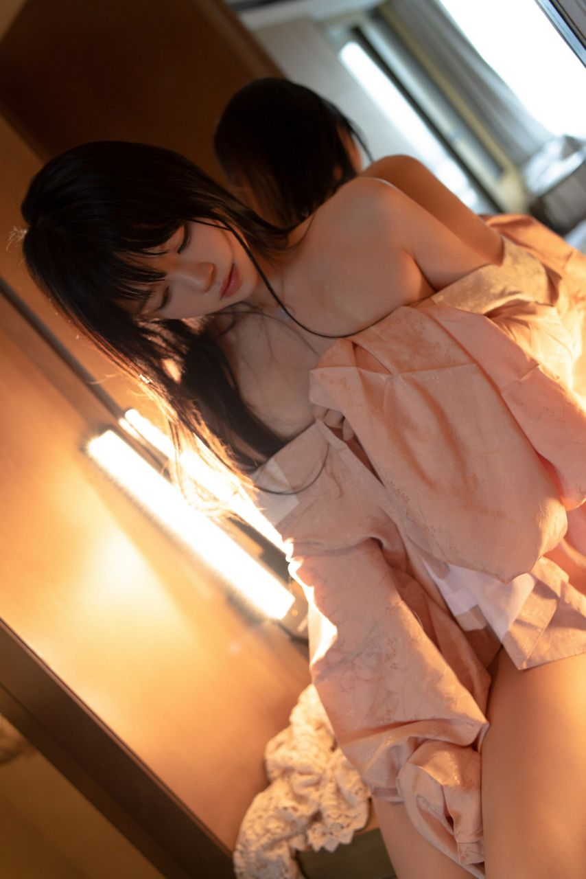 女人穿着粉红色的衬衫和粉红色的裙子。