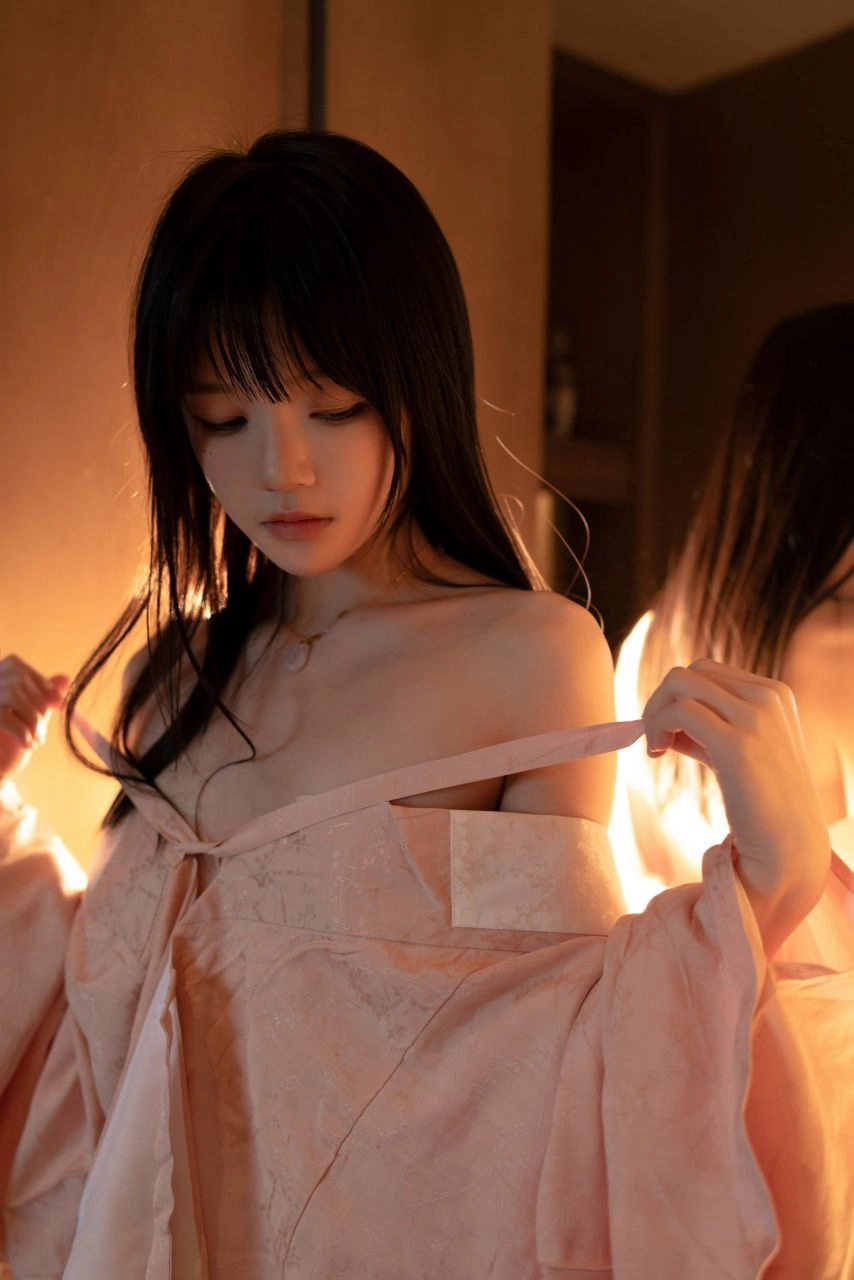 ผู้หญิงใส่เสื้อสีชมพู กระโปรงสีชมพู