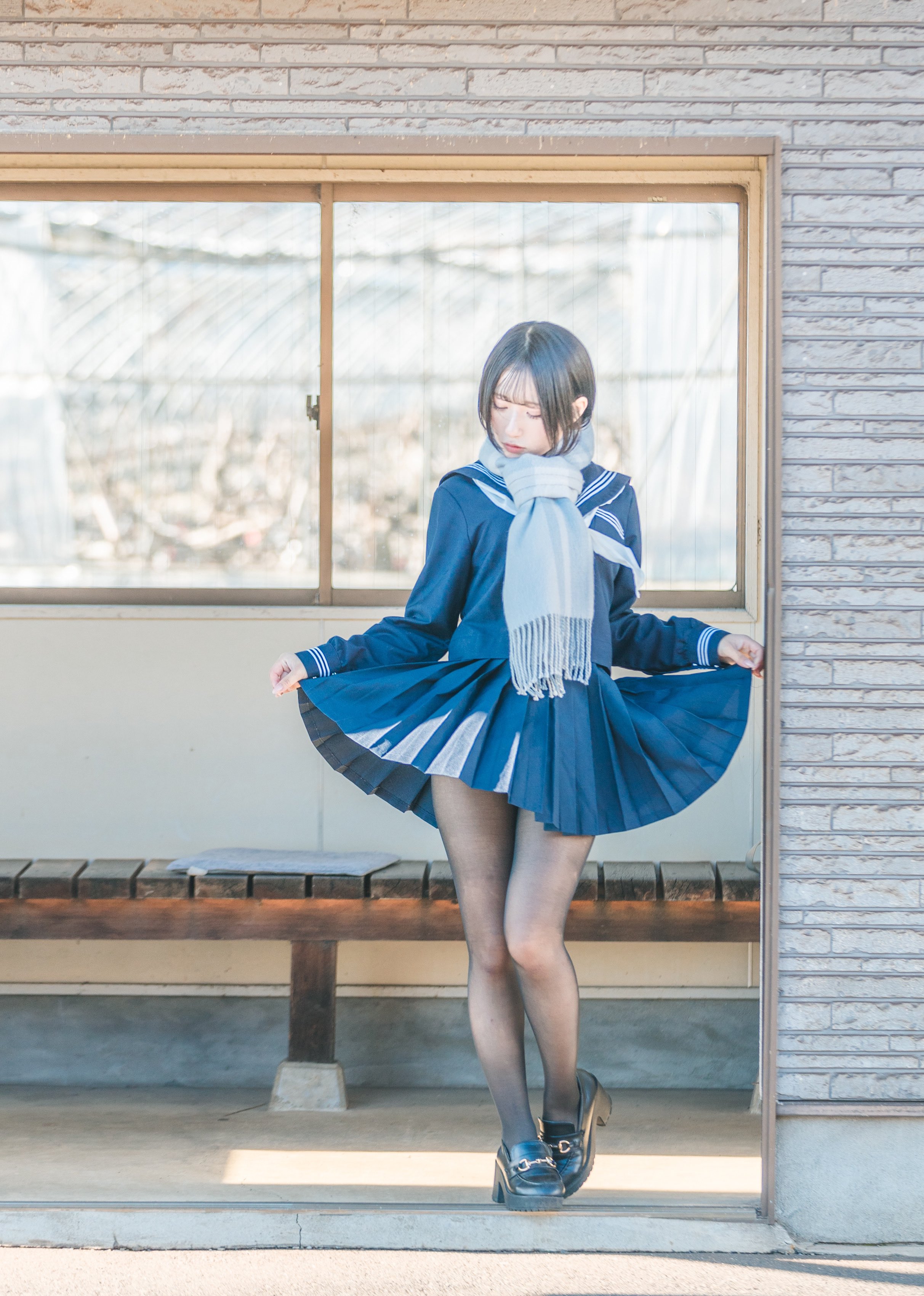 穿着蓝色裙子的女人,脖子上有一条衬衫。