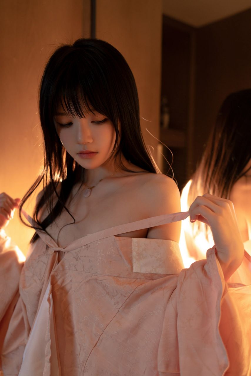 女人穿着粉红色的衬衫和粉红色的裙子。