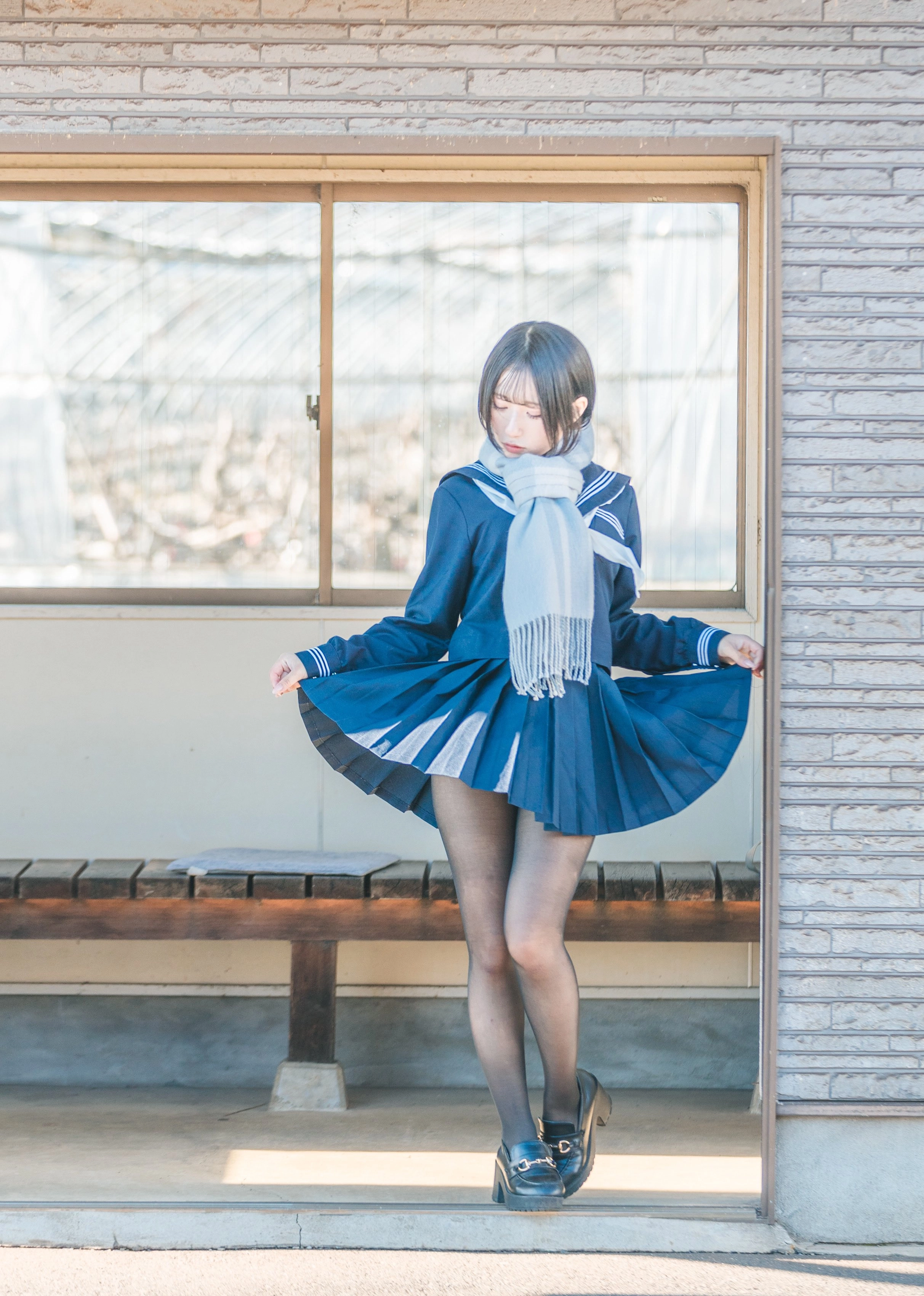 穿着蓝色裙子的女人,脖子上有一条衬衫。