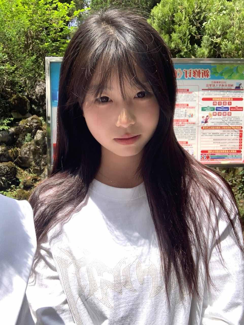 长头发的女人,一件白色的衬衫。