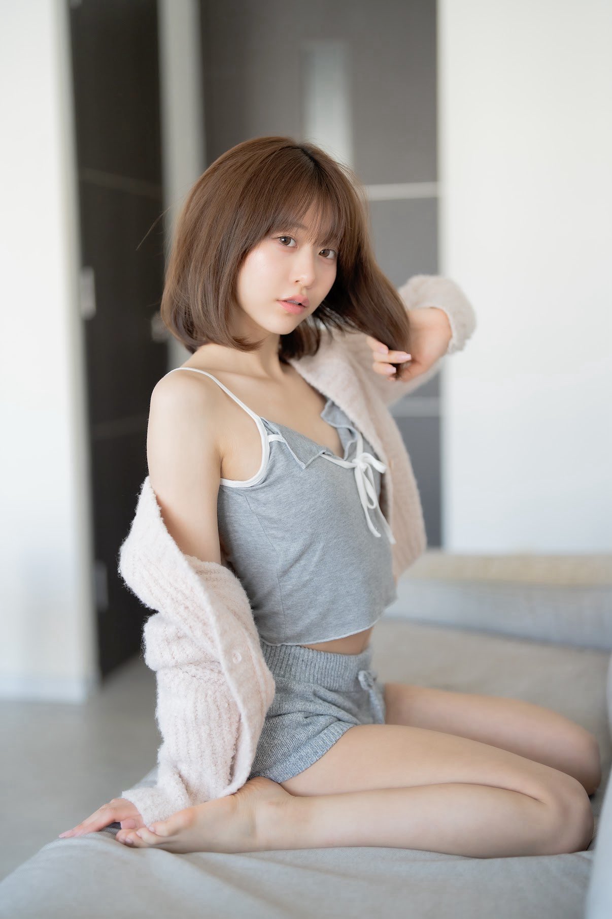 穿着灰色衬衫和灰色短裤的女人刷头发。