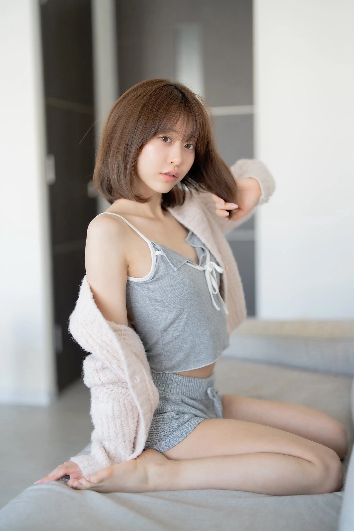 穿着灰色衬衫和灰色短裤的女人刷头发。