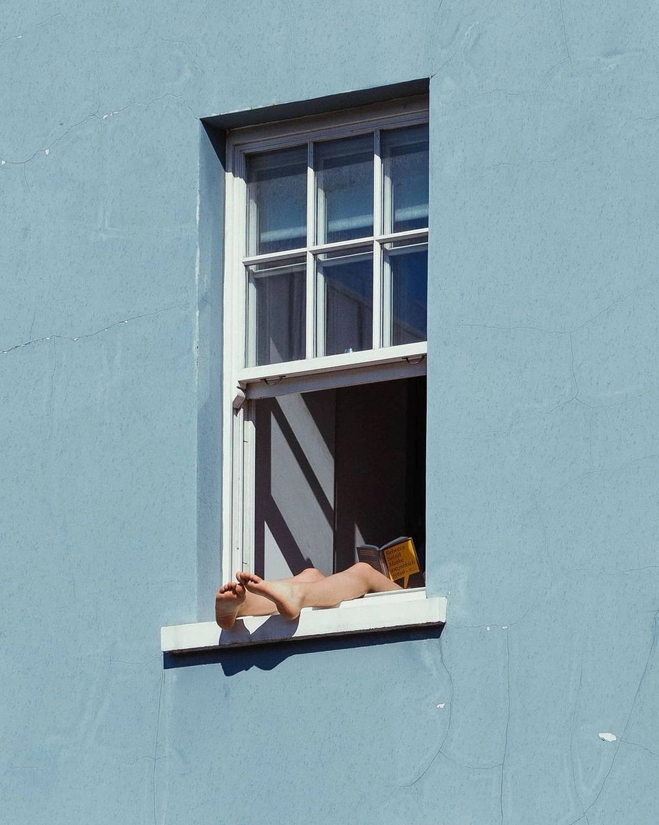 人的脚在窗外挂着。