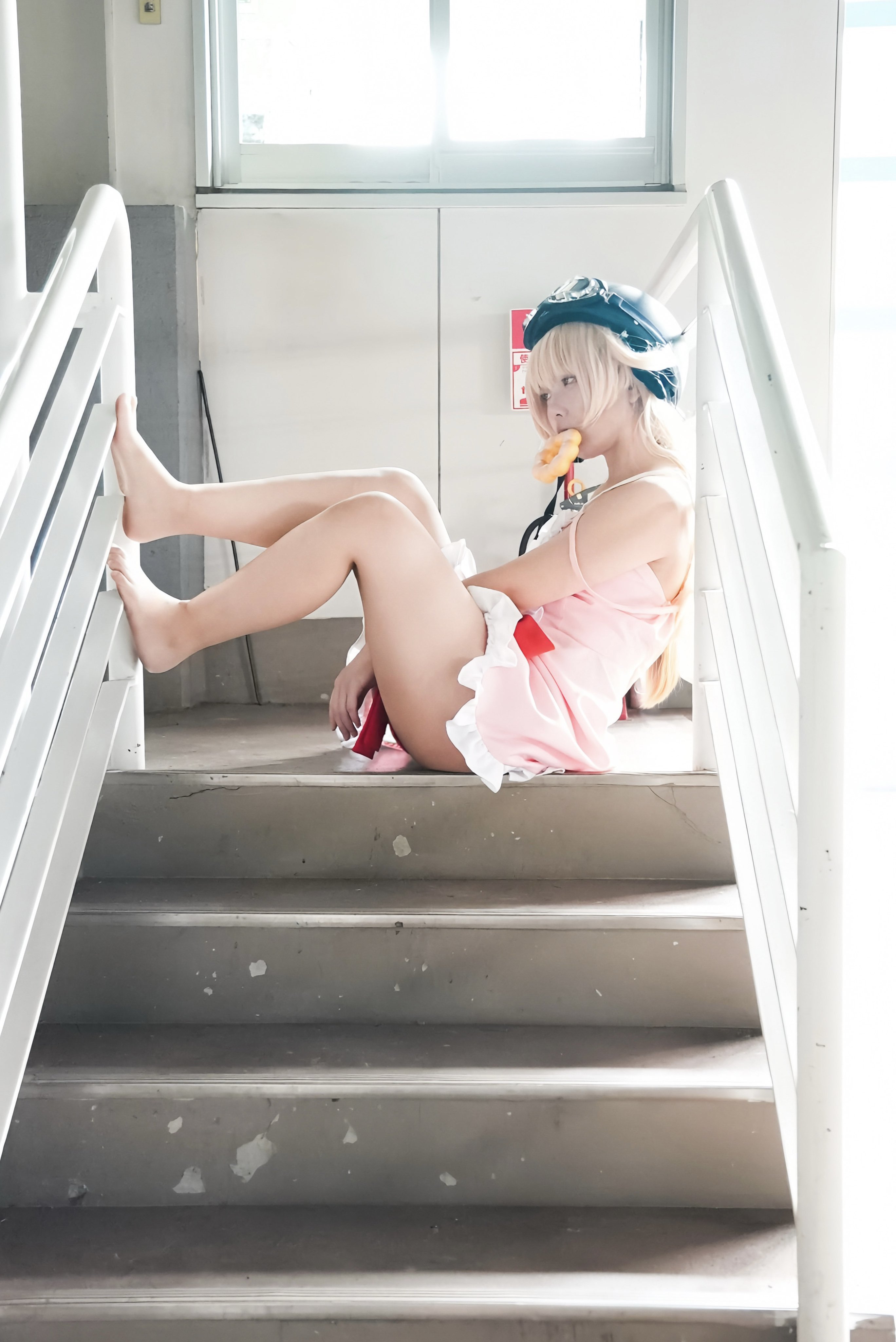 女人坐在楼梯上,穿着女仆的服装。