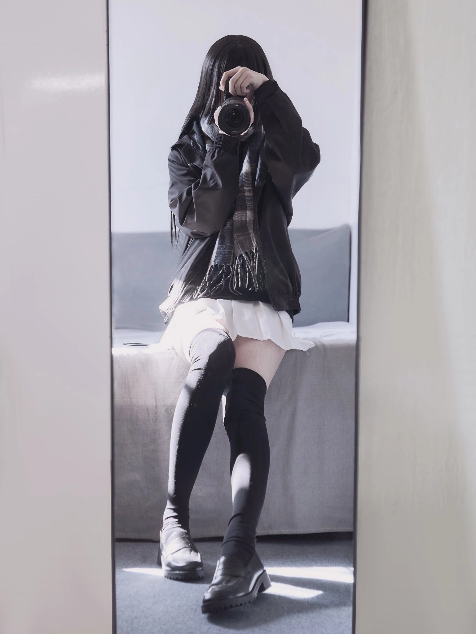 女人在镜子前拍自拍。