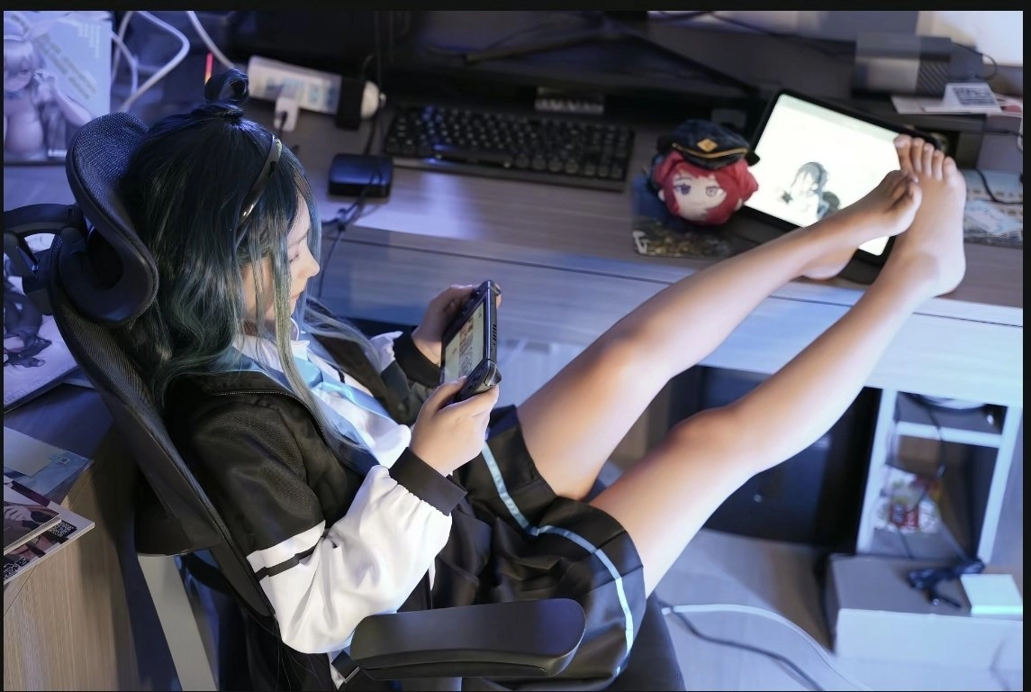 女孩玩视频游戏。